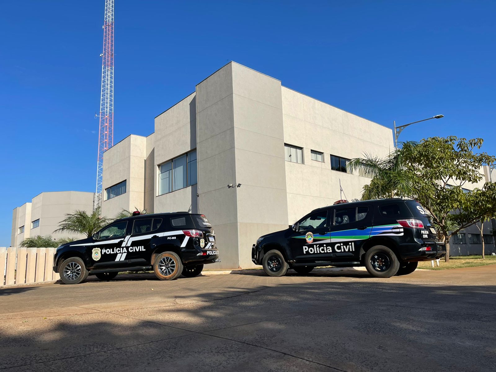 Viaturas da Polícia Civil no prédio da Prefeitura - Foto: Jornal da Nova